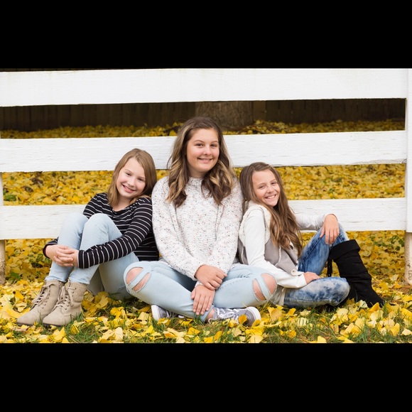 Hello everyone!  Glad you stopped by my closet🌟❤️ - Picture 2 of 7